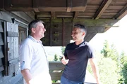 Marcus Fahn (rechts) auf dem Lusenschutzhaus im Gespräch mit Hüttenwirt Dietmar Rankl.