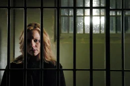 Die Anw&auml;ltin Erin Bruner (Laura Linney) besucht ihren Mandanten Pater Richard Moore im Gef&auml;ngnis. Bei diesem Fall scheint Bruner es mit &uuml;bernat&uuml;rlichen Kr&auml;ften zu tun zu haben.
