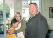 Die Polizei hat eine Telefonüberwachung installiert. Sie glaubt, dass ein falscher Junge entführt wurde. Eigentlich sollte Jacob (Mark Reinhart, li.) das Opfer sein. Seine Mutter Sybille (Rhoda Kaindl, M.) ist froh, dass es ihrem Sohn gut geht. (li. Wolfgang Bathke als Kehler.) Die Polizei hat eine Telefonüberwachung installiert. Sie glaubt, dass ein falscher Junge entführt wurde. Eigentlich sollte Jacob (Mark Reinhart, li.) das Opfer sein. Seine Mutter Sybille (Rhoda Kaindl, M.) ist froh, dass es ihrem Sohn gut geht. (li. Wolfgang Bathke als Kehler.)