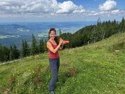 Naturfotografin Ulla Lohmann blickt mit dem Fernglas in den Wald. Für sie ist der Wald ein Ruheort und Energiegeber. Nach dem Suizid ihres Vaters hat sie im Wald nach Antworten gesucht. Naturfotografin Ulla Lohmann blickt mit dem Fernglas in den Wald. Für sie ist der Wald ein Ruheort und Energiegeber. Nach dem Suizid ihres Vaters hat sie im Wald nach Antworten gesucht.