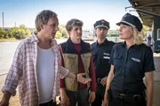 Durch das Auftauchen von Melanie (Sanna Englund, r.) und Mattes (Matthias Schloo, 2.v.r.) sieht Projektleiter Pfarr (Kai Lentrodt, l.) sofort eine Vorverurteilung seines Schützlings Jeremy (Oskar Bökelmann, 2.v.l.).