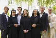 Gruppenfoto mit Nonne (v.l.n.r.): Fabian (Max von Pufendorf), Schwester Priorin (Eleonore Weisgerber), Danio (Johannes Zirner), Louisa (Anna Br&uuml;ggemann), Schwester Barbara (Michaela May), Alfons (Michael Mendl) und Priester (Wilfried Klaus).