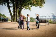 Thies Wildberger (Walter Kreye) versucht, seine Enkelin Svenja (Carolin Garnier, l.) vor den aggressiven und gewaltbereiten Mädchen Britta (Vivien Fröhlich, 2.v.r.) und Annalena (Zarina Zöller, r.) zu schützen.
