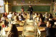Ermittelt an einer Grundschule und braucht dafür die Unterstützung der Lehrerin Mrs. Ruiz (Michael Hyatt, stehend l.): Richard Castle (Nathan Fillion, stehend r.) ...