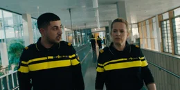 Thijs' Mutter Paula (Lies Visschedijk) und ihr Kollege Ugur (Iliass Ojja) suchen unter Hochdruck Ama und ihren Vater.