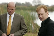 Det. Frank Tripp (Rex Linn, l.) und Lt. Horatio Caine (David Caruso) vermuten, dass der B&auml;r vors&auml;tzlich auf die Spur des Opfers gebracht wurde.
