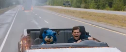 Sonic (l.); Tom Wachowski (James Marsden, r.)