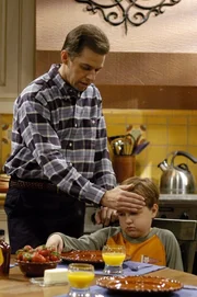 Alan (Jon Cryer, l.) organisiert für seinen Sohn Jake (Angust T. Jones, r.) einen Tag in Disneyland, um ihm die Trennung von seiner Mutter schmackhaft zu machen, doch dann kommt alles ganz anders ...