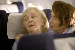Die Passagierinnen Patricia Cushing (Rebecca Schull, l.) und Jane Folger (Susan Blommaert, r.) versuchen sich gegenseitig zu beruhigen.