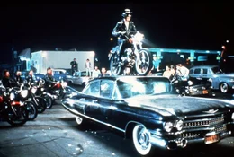 Als geheimnisvoller Motorrad-Held getarnt, verschafft sich der ansonsten eher brave und zur&uuml;ckhaltende Michael Carrington (Maxwell Caulfield, M.) den n&ouml;tigen Respekt an der Rydell High-School ...