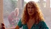 Sonja (Chiara Schoras) ist zufällig am Tatort des Bombenanschlags. Im Hintergrund: Statthalterin Santoro (Susanna Simon) und Mafiaboss Lagagna (Leonardo Nigro).