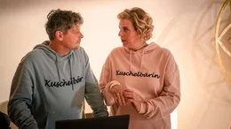 Ausgefallenes Gesch&auml;ftsmodell: Sonja von Breuer (Elena Uhlig, re.) leitet zusammen mit ihrem Mann Elmar (Fritz Karl, li.) Kuschel-Seminare.