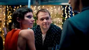 Marie (Svenja Jung, l) schickt Luis (Noah Saavedra, r) zum Getränke holen, um mit Matthias (Martin Vischer, Mitte) allein reden zu können.