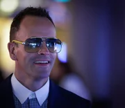 Sherlock (Jonny Lee Miller) mischt weiter in Kittys Privatleben ein und sorgt damit f&uuml;r &Auml;rger ...