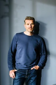 Was weiß Joschi Breitenbichler (Götz Otto) alias „Der Knochenbrecher“ über den Fall? Hat er seine Berufsbezeichnung in Albrechts Fall allzu wörtlich genommen? Was weiß Joschi Breitenbichler (Götz Otto) alias „Der Knochenbrecher“ über den Fall? Hat er seine Berufsbezeichnung in Albrechts Fall allzu wörtlich genommen?