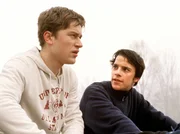 Thomas Loebelt (Adrian Topol, li.) und Marc Landauer (Kostja Ullmann, re.) gehen auf dasselbe Internat und sind gut befreundet. Haben die beiden jungen Männer etwas mit der Ermordung des ostdeutschen Monteurs Sven Schütze zu tun?