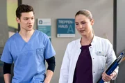 Florian Osterwald (Lion Wasczyk, l.) freut sich, dass er Dr. Julia Berger (Mirka Pigulla) zugeteilt ist.