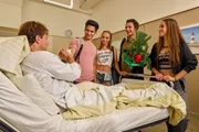V.l.: Stefan Vollmer (Hendrik Duryn) liegt im Krankenhaus und bekommt Besuch von seinen G-Kurslern Cem (Daniel Rodic), Melanie (Mascha von Kreisler), Gźünni (Samy Abdel Fattah) und Dunja (Cosima Henman).