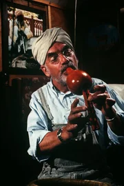 Peter (Peter Lustig) versucht mit der indischen Fl&ouml;te seiner neuerworbenen Schlange "Samantha" die Fl&ouml;tent&ouml;ne beizubringen, aber Samantha will nicht so wie Peter.