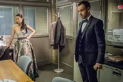 Ihr aktueller Fall führt sie in die brutale Welt der Mafia: Dr. Joan Watson (Lucy Liu, l.) und Sherlock Holmes (Jonny Lee Miller, r.). Als in einem Fass eine Leiche ohne Kopf gefunden wird, deuten alle Hinweise darauf hin, dass es sich bei dem Toten um den Mafioso Bobby Pardillo handelt ...