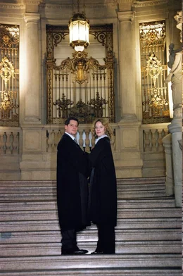 Herbert Windscheid (Fritz Karl, l.) und Sabina Brenner (Ann-Kathrin Kramer, r.) stehen sich in einem spektakul&auml;ren Gerichtsverfahren gegen&uuml;ber, der ihr Leben ver&auml;ndern wird ...