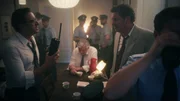 Vor den Augen der Öffentlichkeit droht die Geiselnahme zum Debakel zu werden. Zwischen Oberstaatsanwalt Sechser (Ben Blaskovic, l.) und Polizeipräsident Schreiber (Andreas Bittl, 2.v.r.) entbrennt ein offener Machtkampf. (Komparsen im Bild)