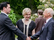 Carola Cleven (Anna Kubin, Mitte) stellt ihrem Vater Armin Wittgenstein (Dietrich Hollinderbäumer, rechts) ihren neuen Freund Philipp Brentano (Thomas Koch) vor. Philipp wundert sich, dass er auf Carolas Examenfeier so viele Kollegen trifft. Carola muss sich rechtfertigen für die Dimension, die ihre Party angenommen hat, doch dass ist nun mal in ihren Kreisen so.