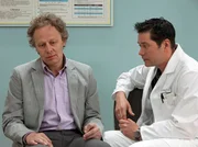 Bei der Untersuchung von Wolfram Brentano (Thomas Bading, links) stellt sich heraus, dass es sich um einen Tumor am Hörnerv handelt. Er muss also am Kopf operiert werden, aber damit können die Ärzte einer Verschlimmerung vorbeugen. Dr. Philipp Brentano (Thomas Koch) versucht seinen Onkel zu beruhigen.