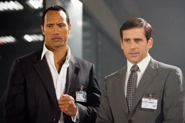Obwohl Maxwell Smart (Steve Carell, r.), Top-Analytiker des Geheimdienstes CONTROL, seinen Job liebt, hat er nur einen Wunsch: Er will nicht sein Leben lang im B&uuml;ro sitzen, sondern wie sein Vorbild, Agent 23 (Dwayne "The Rock" Johnson, l.), gef&auml;hrliche und geheime Missionen erfolgreich durchf&uuml;hren ...