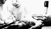 1995 taucht ein auf den ersten Blick authentisch wirkendes Video einer Alien-Obduktion auf.