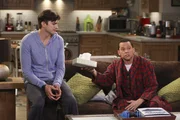 Walden (Ashton Kutcher, l.) bemerkt mitten in der Nacht, dass Alan (Jon Cryer, r.) heulend auf dem Sofa sitzt.