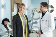 Die Neurochirurgin Dr. Lea Peters (Anja Nejarri, 2.v.l. mit Komparsin, l.) ist eigentlich nur für einen Vortrag angereist. Doch dann übernimmt sie spontan die OP eines Patienten mit Wirbelbruch (mit Roy Peter Link, r.). Die Neurochirurgin Dr. Lea Peters (Anja Nejarri, 2.v.l. mit Komparsin, l.) ist eigentlich nur für einen Vortrag angereist. Doch dann übernimmt sie spontan die OP eines Patienten mit Wirbelbruch (mit Roy Peter Link, r.).