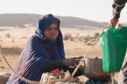 Kedja ist Nomadin und lebt mitten in der Sahara. Jeden zweiten Tag l&auml;uft sie mit ihren Eseln eine halbe Stunde zum Brunnen, um Wasser zu holen.