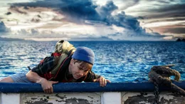 Pertsa (Olavi Kiiski) klettert auf Kapit&auml;n Ritavuori&rsquo;s Schiff, um ihn zu retten.
