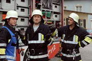 Hubert gibt sich enttäuscht, als Mike und Sebastian ihn nicht als aktives Mitglied der Feuerwehr wollen. Von links: Sebastian Wildner (Herbert Ulrich), Hubert Kirchleitner (Bernhard Ulrich) und Mike Preissinger (Harry Blank).