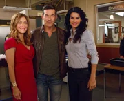 V.l.:  Dr. Maura Isles (Sasha Alexander), Dennis Rockmond (Eddie Cibrian), Det. Jane Rizzoli (Angie Harmon)