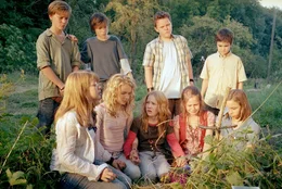 Sie sind &auml;rgste Feinde und st&auml;rkste Verb&uuml;ndete zugleich: die "Wilden H&uuml;hner" (vorne v.l.n.r.) Trude (Zsa Zsa Inci B&uuml;rkle), Melanie (Paula Riemann), Sprotte (Michelle von Treuberg), Frieda (Lucie Hollmann), Wilma (Jette Hering) und die "Pygm&auml;en" (hinten v.l.n.r.) Willie (Vincent Redetzki), Fred (Jeremy Mockridge), Steve (Philip Wiegratz), Torte (Martin Kurz).