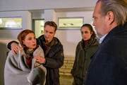 Die Schlagersängerin Lena Mohr (Martina Ebm, l.) ist bestürzt: Ihr Mann und Manager Freddy Mohr wurde im Weinkeller ihres Hauses erschossen aufgefunden. Hauptkommissar Richard Voss (Jan-Gregor Kremp, r.) und seine Kollegen Tom Kupfer (Ludwig Blochberger, 2.v.l.) und Annabell Lorenz (Stephanie Stumph, 2.v.r.) kümmern sich um Lena.