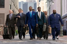Vorne: Alan Ruck als Mike Allred (2.v.l.) und Jamie Foxx als Willie Gary (m.)