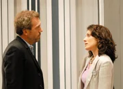 Dr. House im Gespräch mit seiner Chefin Dr. Cuddy: Hugh Laurie als Dr. Gregory House, Lisa Edelstein als Dr. Lisa Cuddy Dr. House im Gespräch mit seiner Chefin Dr. Cuddy: Hugh Laurie als Dr. Gregory House, Lisa Edelstein als Dr. Lisa Cuddy