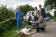 Strahl (Christoph Tomanek, l.), Nina (Julia Schäfle, 3.v.r.), Finn (Sven Martinek, l.) und Lars (Ingo Naujoks, 2.v.l.) untersuchen den Unfall, bei dem die 18-jährige Karoline Hafemann ums Leben gekommen ist.