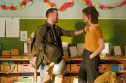 Mike (Max Appenroth, li.) unterst&uuml;tzt Simone (Friederike Becht, re.).