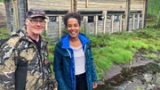 Pia und Wildtierfilmer Kari stehen vor einer Beobachtungshütte.