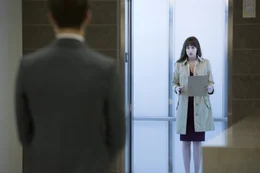 Erstes Wiedersehen nach seinem Vortrag an der Uni: Anastasia (Dakota Johnson) kommt in Christians (Jamie Dornan) B&uuml;ro, um ein Interview mit ihm zu f&uuml;hren.