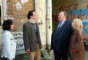 MDR Fernsehen DER DICKE III. STAFFEL FOLGE 38, "Gefährliches Spiel", am Samstag (21.04.12) um 11:05 Uhr. Isabel von Brede (Sabine Postel, r.) hat die Verteidigung von Gregor Ehrenberg (Dieter Pfaff, 2.v.r.) übernommen. Ist er von Oana (Maria Ketikidou, l.) und Bernd Friese (Philipp Otto, 2.v.l.) in eine Falle gelockt worden?