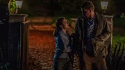 Sophie Högl (Michelle Barthel) bittet ihren Schwager Daniel Schmitt (Max Bretschneider) verzweifelt, sie nicht im Stich zu lassen.