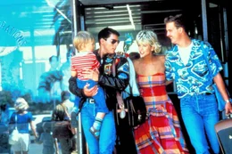 Noch ahnen sie nichts von ihrem Schicksal - Carole (Meg Ryan, 2. v. r.) holt ihren Mann Goose (Anthony Edwards, r.) und seinen besten Freund Maverick (Tom Cruise, 2. v. l.) von der Airbase ab ...