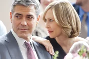Auf einem seiner Fl&uuml;ge lernt Ryan (George Clooney, l.) eine Seelenverwandte kennen, die Gesch&auml;ftsfrau Alex (Vera Farmiga, r.), die wie er lieber zwischen zwei Fl&uuml;gen unverbindlichen Sex sucht, als eine feste Partnerschaft eingehen zu wollen ...