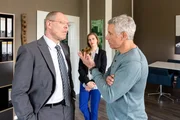 Graffitis im Zoo! Oberbürgermeister Herrenbrück (Frank Sieckel, l.) möchte von Zoodirektor Dr. Blum (Ralph Herforth, r.) wissen, was er gegen diese Sachbeschädigung bzw. die illegalen Sprayer unternehmen wird. Blums Mitarbeiterin Clara Baldin (Viola Pobitschka, M. im Hintergrund) hört neugierig zu.