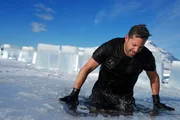 David Blaine hebt sich selbst aus dem eisigen Wasser des Kilpisj&auml;rvi-Sees.  (Kredit: National Geographic/Dana Hayes)